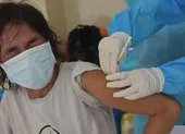 Bộ Y tế: Tuyệt đối không để xảy ra lãng phí trong tiêm chủng vaccine ảnh 2 Người khó khăn ở TP.HCM được tiêm vaccine COVID-19