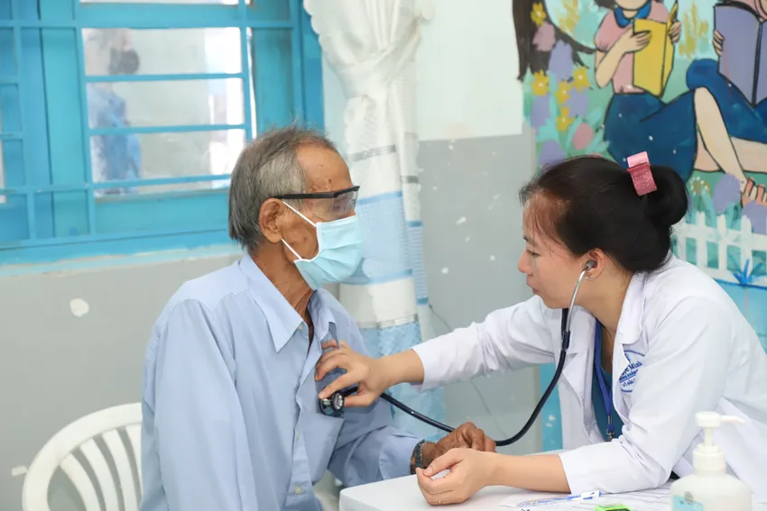 Các bác sĩ Phòng khám Đa khoa Ngọc Minh khám bệnh khám bệnh cho người dân ở Ninh Thuận.