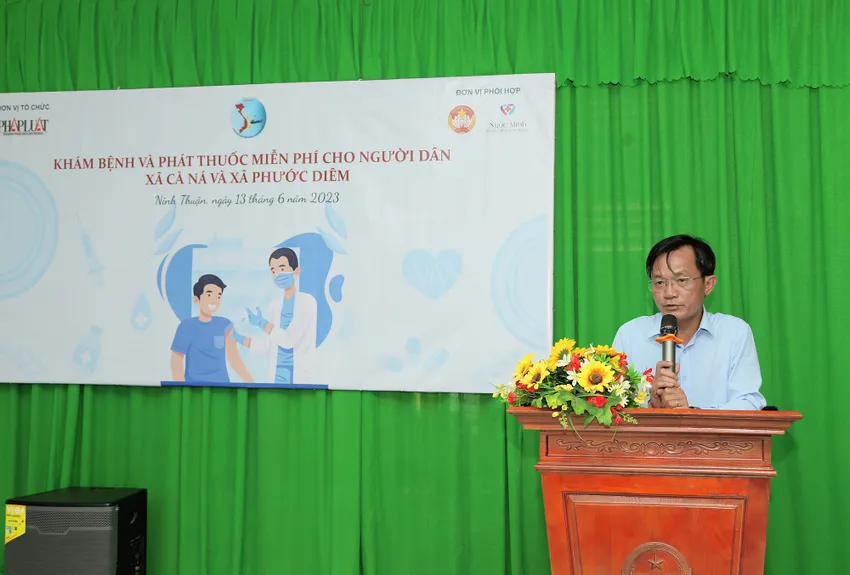 Phó Tổng biên tập Thường trực Nguyễn Đức Hiển phát biểu khai mạc chuỗi hoạt động của Chương trình &quot;Cùng ngư dân thắp sáng đèn trên biển&quot; tại Ninh Thuận, bắt đầu bằng hoạt động khám bệnh, phát thuốc miễn phí cho bà con ngư dân. Ảnh: NÚI XANH