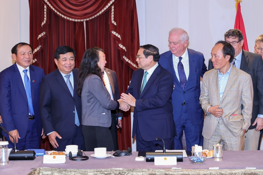 Thủ tướng cảm ơn ý kiến của các giáo sư, chuyên gia kinh tế, nhà nghiên cứu tại toạ đàm. Ảnh: VGP thu-tuong-pham-minh-chinh-toa-dam-voi-hoc-gia-my-1.jpeg