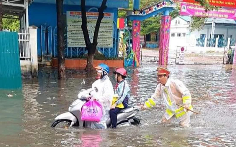 CSGT tỉnh Ninh Thuận hỗ trợ phụ huynh trong sáng 15-11. Ảnh: C.A Mưa lớn kéo dài, Ninh Thuận cho học sinh nghỉ học