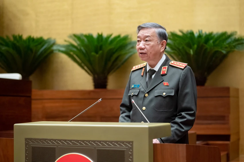 Bộ trưởng Bộ Công an Tô Lâm phát biểu giải trình làm rõ một số vấn đề của Luật Căn cước tại phiên thảo luận hôm 25-10. Ảnh: QH adn-giong-noi-chi-duoc-bo-sung-vao-du-lieu-can-cuoc-khi-nguoi-dan-tu-nguyen-cung-cap.jpg