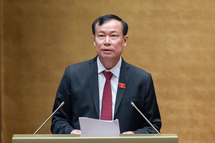 Chủ nhiệm Ủy ban Quốc phòng và An ninh của Quốc hội Lê Tấn Tới trình bày Báo cáo giải trình, tiếp thu, chỉnh lý dự thảo Luật Căn cước. Ảnh: QH luat-can-cuoc-mong-mat-adn-giong-noi (3).jpg