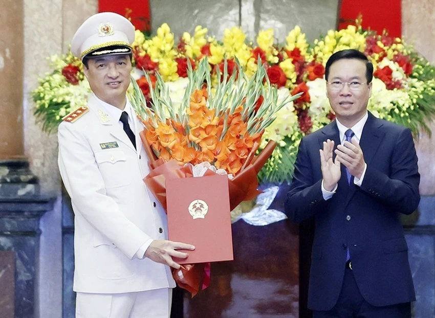 Chủ tịch nước Võ Văn Thưởng trao quyết định thăng cấp bậc hàm Thượng tướng cho Thứ trưởng Bộ Công an Nguyễn Duy Ngọc. Ảnh: TTXVN thu-truong-bo-cong-an-nguyen-duy-ngoc-duoc-thang-quan-ham-thuong-tuong.jpg