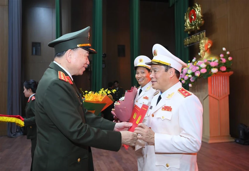Bộ trưởng Bộ Công an Tô Lâm trao quyết định thăng cấp bậc hàm Trung tướng cho Thứ trưởng Bộ Công an Nguyễn Văn Long. Ảnh: BCA Chân dung 4 sĩ quan công an vừa được thăng quân hàm cấp tướng trung-tuong-le-van-long-thang-cap-bac-ham.jpg
