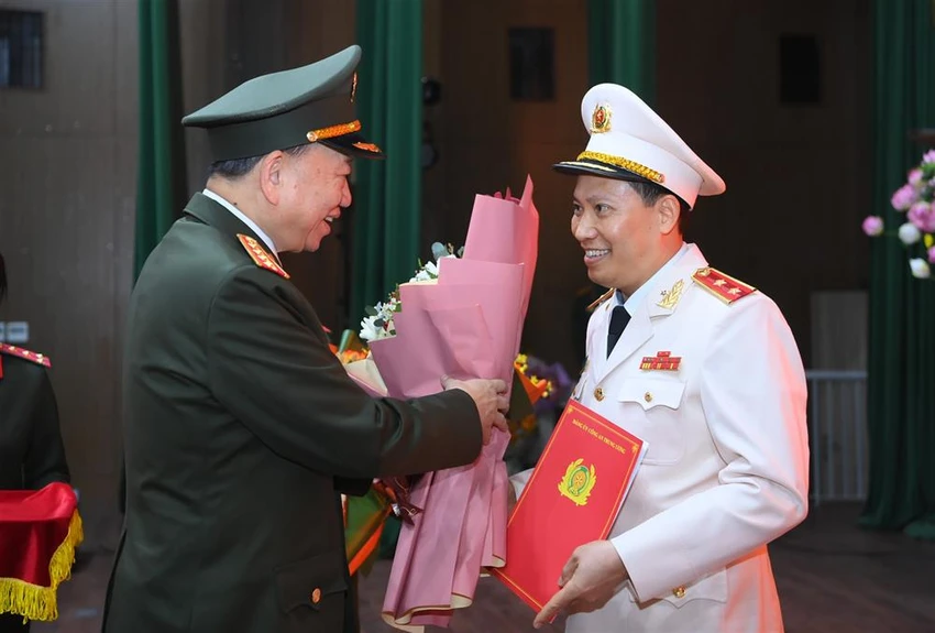 Bộ trưởng Bộ Công an Tô Lâm trao quyết định thăng cấp bậc hàm Trung tướng cho Thứ trưởng Bộ Công an Lê Văn Tuyến. Ảnh: BCA trung-tuong-le-van-tuyen-thang-bac-ham.jpg