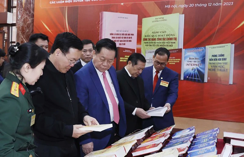 Chủ tịch nước Võ Văn Thưởng và các đại biểu tham quan khu trưng bày các ấn phẩm về “Tăng cường bảo vệ nền tảng tư tưởng của Đảng, đấu tranh phản bác các quan điểm sai trái, thù địch trong tình hình mới”. Ảnh: TTXVN chu-tich-nuoc-nghi-quyet-35-bo-chinh-tri-1-5471.jpg