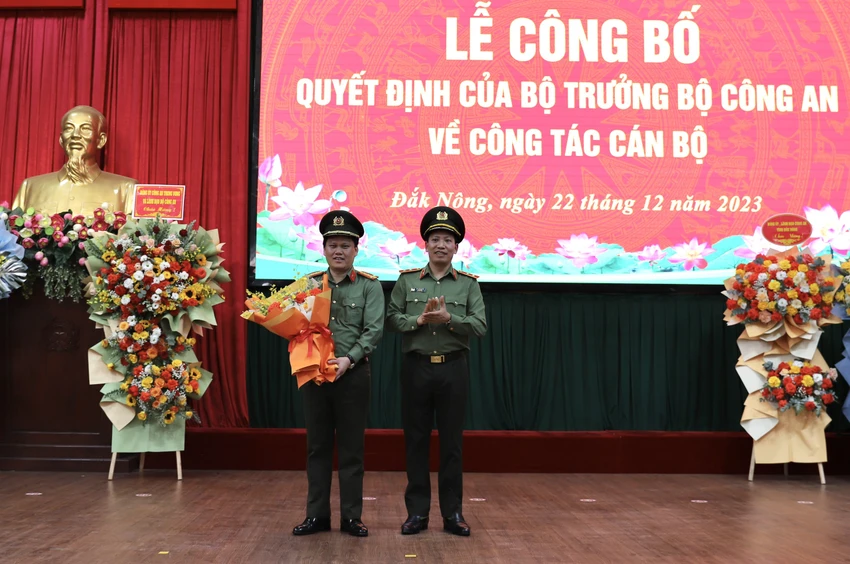 Đại tá Bùi Quang Thanh (trái), Giám đốc Công an tỉnh Nghệ An. Ảnh: MQ hinh-2-8085-4400.jpg