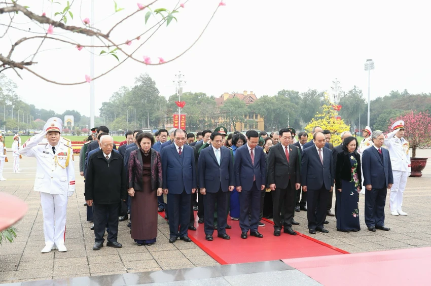 Các lãnh đạo, nguyên lãnh đạo Đảng, Nhà nước thành kính tưởng nhớ Chủ tịch Hồ Chí Minh. Ảnh: VGP vieng-chu-tich-ho-chi-minh-1.jpeg
