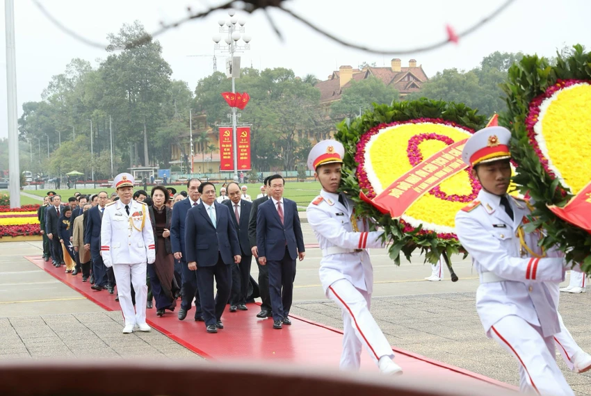 Các lãnh đạo, nguyên lãnh đạo Đảng, Nhà nước đặt vòng hoa và vào Lăng viếng Chủ tịch Hồ Chí Minh. Ảnh: VGP Lãnh đạo Đảng, Nhà nước vào Lăng viếng Chủ tịch Hồ Chí Minh nhân Tết Nguyên đán