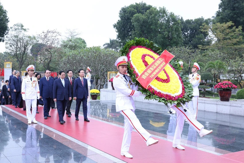 Sau khi vào Lăng viếng Chủ tịch Hồ Chí Minh, Đoàn đại biểu đã tới đặt vòng hoa, dâng hương, tưởng niệm các anh hùng liệt sĩ tại Đài tưởng niệm các Anh hùng liệt sĩ trên đường Bắc Sơn. Ảnh: VGP vieng-chu-tich-ho-chi-minh-2.jpeg