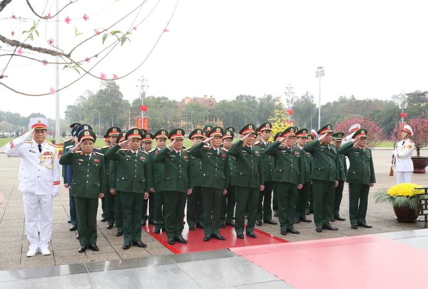 Đoàn đại biểu Quân ủy Trung ương - Bộ Quốc phòng tưởng niệm Chủ tịch Hồ Chí Minh. Ảnh: VGP vieng-chu-tich-ho-chi-minh-3.jpeg