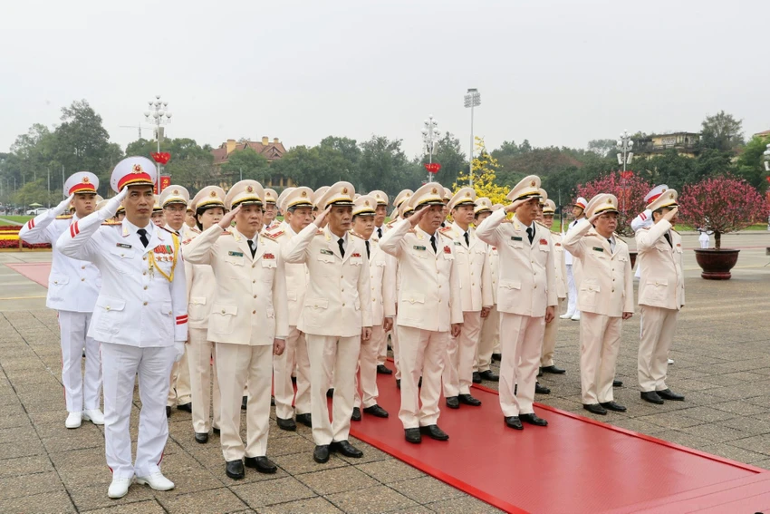 Đoàn đại biểu Đảng ủy Công an Trung ương - Bộ Công an tưởng niệm Chủ tịch Hồ Chí Minh. Ảnh: VGP vieng-chu-tich-ho-chi-minh-4.jpeg