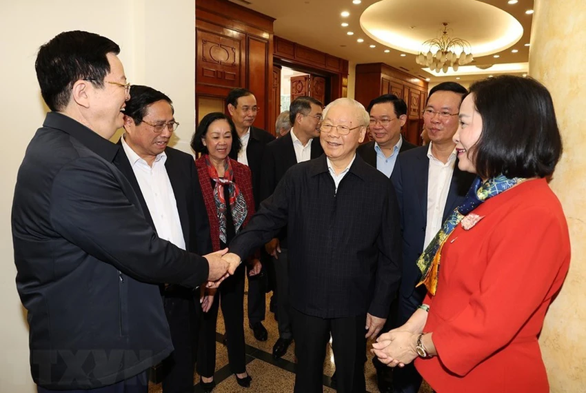 Tổng Bí thư Nguyễn Phú Trọng cùng các thành viên Tiểu ban nhân sự Đại hội XIV của Đảng. Ảnh: TTXVN tong-bi-thu-nhan-su-14-7.jpg
