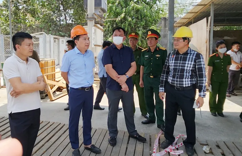 Thiếu tướng Nguyễn Sỹ Quang, Giám đốc Công an tỉnh (áo xanh, thứ hai từ trái sang); quyền Chủ tịch UBND tỉnh Đồng Nai Võ Tấn Đức (áo đen, thứ ba từ trái sang) và Đại tá Trần Anh Sơn, Phó Giám đốc Công an tỉnh Đồng Nai có mặt tại hiện trường. Thiếu tướng Nguyễn Sỹ Quang trực tiếp chỉ đạo điều tra vụ nổ bình hơi làm 6 người tử vong