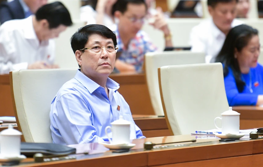 Thường trực Ban Bí thư Lương Cường thay mặt Bộ Chính trị ban hành Quy định 148 về thẩm quyền của người đứng đầu trong việc tạm đình chỉ công tác đối với cán bộ cấp dưới. Ảnh: PHẠM THẮNG Bộ Chính trị, Ban Bí thư được quyết định tạm đình chỉ công việc với những cán bộ nào?