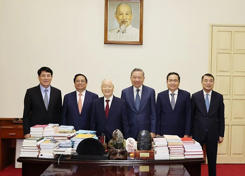 Tổng Bí thư Nguyễn Phú Trọng làm việc cùng các lãnh đạo chủ chốt, ngày 18-5-2024. Ảnh: TTXVN Tổng Bí thư Nguyễn Phú Trọng - nhà chính trị sắc sảo, suốt đời cống hiến vì hạnh phúc của nhân dân