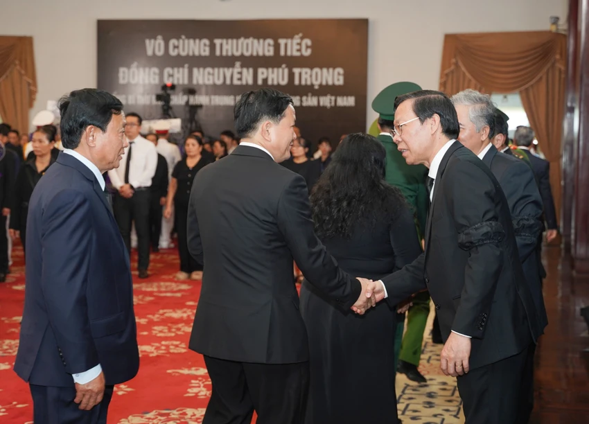 Ủy viên Trung ương Đảng, Chủ tịch UBND TP.HCM Phan Văn Mãi tiếp các đoàn khách tới viếng Tổng Bí thư Nguyễn Phú Trọng. Ảnh: THUẬN VĂN Chu-tich-phan-van-mai-tiep-cac-doan-den-vieng-tong-bi-thu.jpg