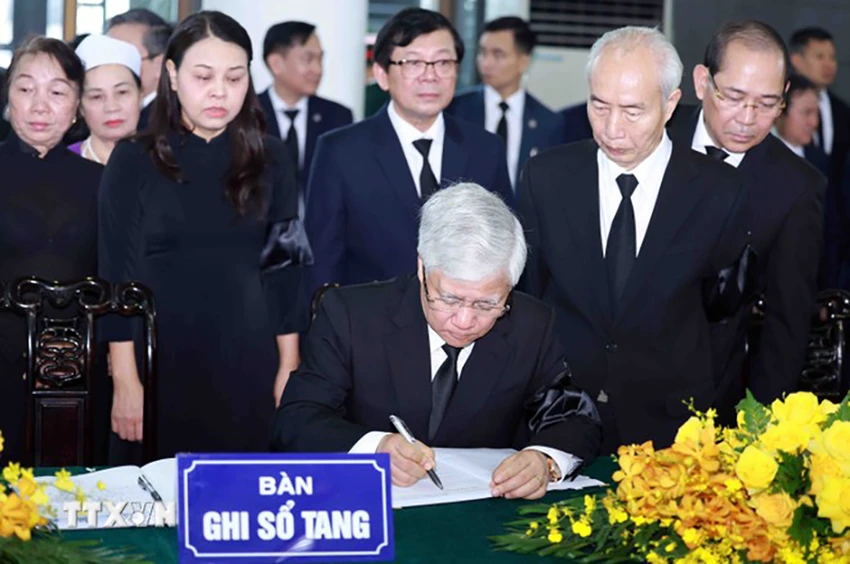 Ủy viên Bộ Chính trị, Bí thư Trung ương Đảng, Chủ tịch Ủy ban Trung ương MTTQ Việt Nam Đỗ Văn Chiến, ghi sổ tang. Ảnh: TTXVN DO-VAN-CHIEN-GHI-SO-TANG.jpg