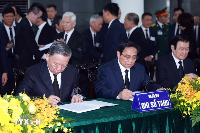 Chủ tịch nước Tô Lâm và Thủ tướng Phạm Minh Chính ghi sổ tang. Ảnh: TTXVN so-tang-to-lam.jpg