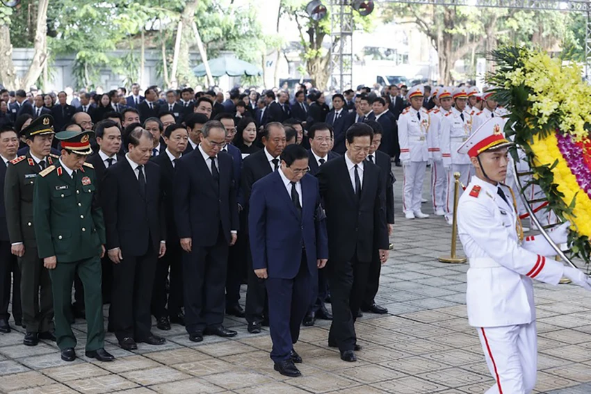 Đoàn Chính phủ viếng Tổng Bí thư Nguyễn Phú Trọng. Ảnh: VGP thu-tuong-pham-minh-chinh-tai-le-vieng.jpg