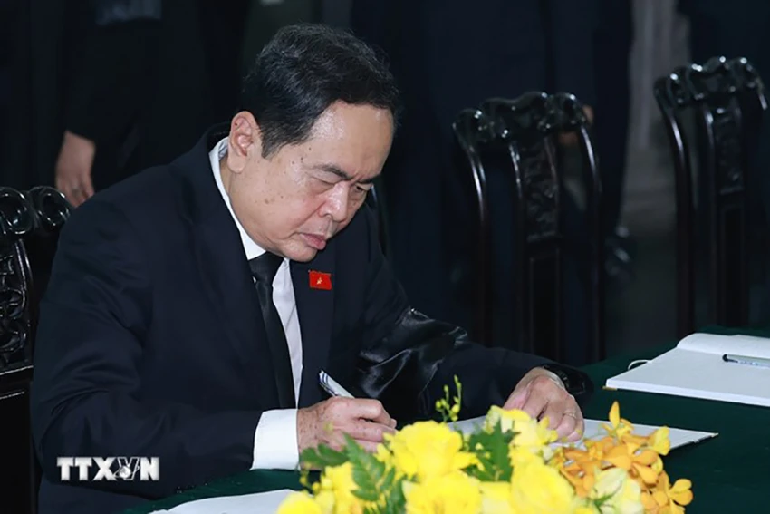 Ủy viên Bộ Chính trị, Chủ tịch Quốc hội Trần Thanh Mẫn, ghi sổ tang. Ảnh: TTXVN TRAN-THANH-MAN-SO-TANG.jpg