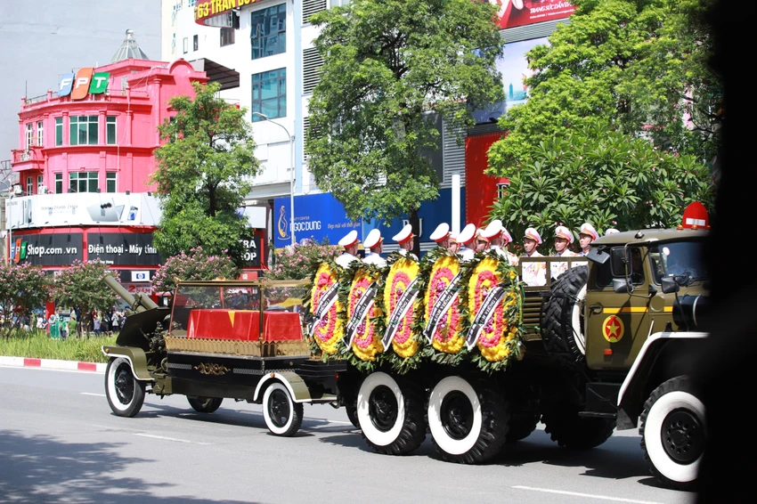 Linh xa chở linh cữu Tổng Bí thư Nguyễn Phú Trọng đi qua nhiều con đường ở Hà Nội trước khi ông yên nghỉ tại Nghĩa trang Mai Dịch. Ảnh: TRỌNG PHÚ trai-tim-nha-nhan-cach-lon-cua-dang-tong-bi-thu-nguyen-phu-trong-da-mai-mai-yen-ngu-2.jpg