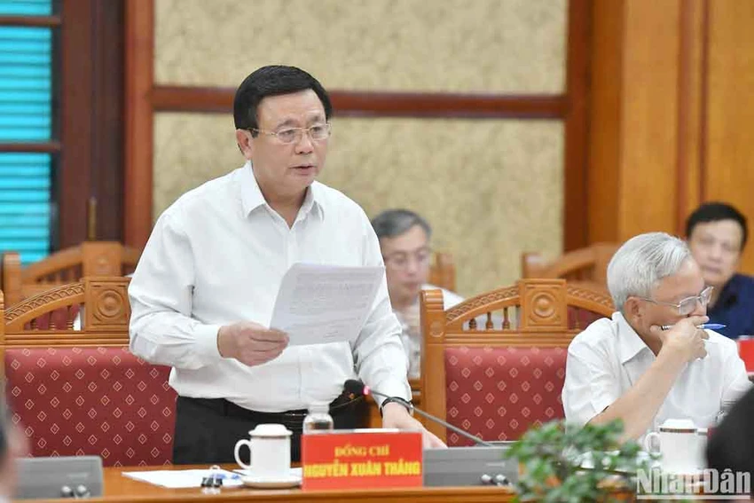 Ông Nguyễn Xuân Thắng, Ủy viên Bộ Chính trị, Giám đốc Học viện Chính trị Quốc gia Hồ Chí Minh, Chủ tịch Hội đồng Lý luận Trung ương, Thường trực Tiểu ban, Tổ trưởng Tổ Biên tập Văn kiện trình bày báo cáo tại cuộc họp. Ảnh: NDO 3 nội dung lớn trong xây dựng văn kiện Đại hội XIV của Đảng