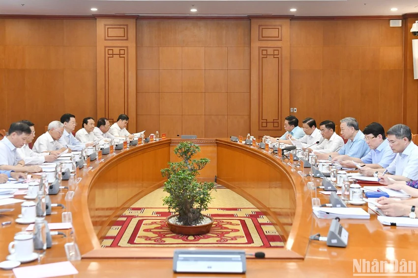 Cuộc họp Thường trực Tiểu ban Văn kiện để cho ý kiến vào dự thảo Báo cáo chính trị do Tổ Biên tập xây dựng trên cơ sở Đề cương chi tiết Báo cáo chính trị đã được Hội nghị Trung ương 9 khóa XIII thông qua. Ảnh: NDO tong-bi-thu-chu-tich-nuoc-to-lam-chu-tri-hop-thuong-truc-tieu-ban-van-kien-dai-hoi-xiv (3).jpg