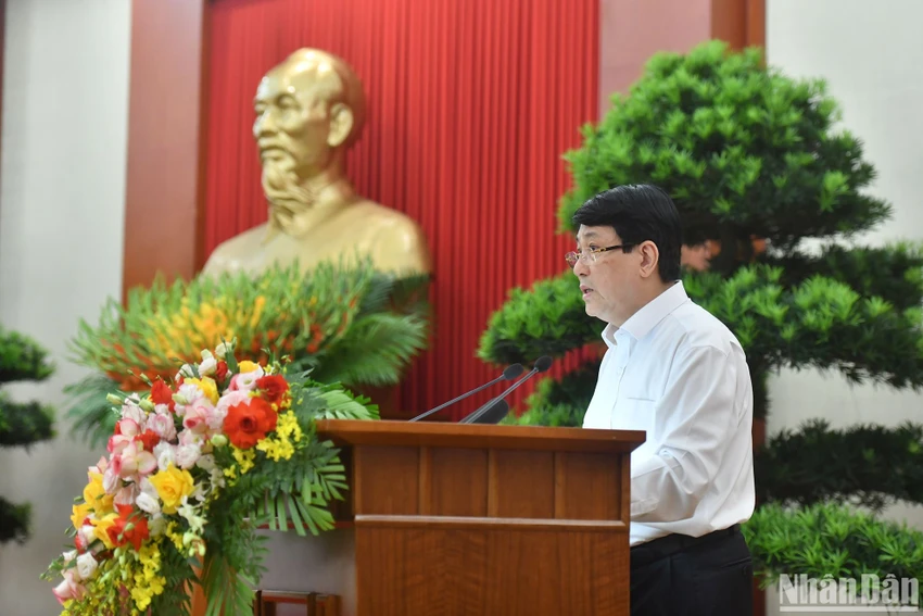 Ủy viên Bộ Chính trị, Thường trực Ban Bí thư Lương Cường báo cáo tại hội nghị. Ảnh: BÁO NHÂN DÂN bo-chinh-tri-gap-mat-lanh-dao-nguyen-lanh-dao-dang-nha-nuoc (11).jpg