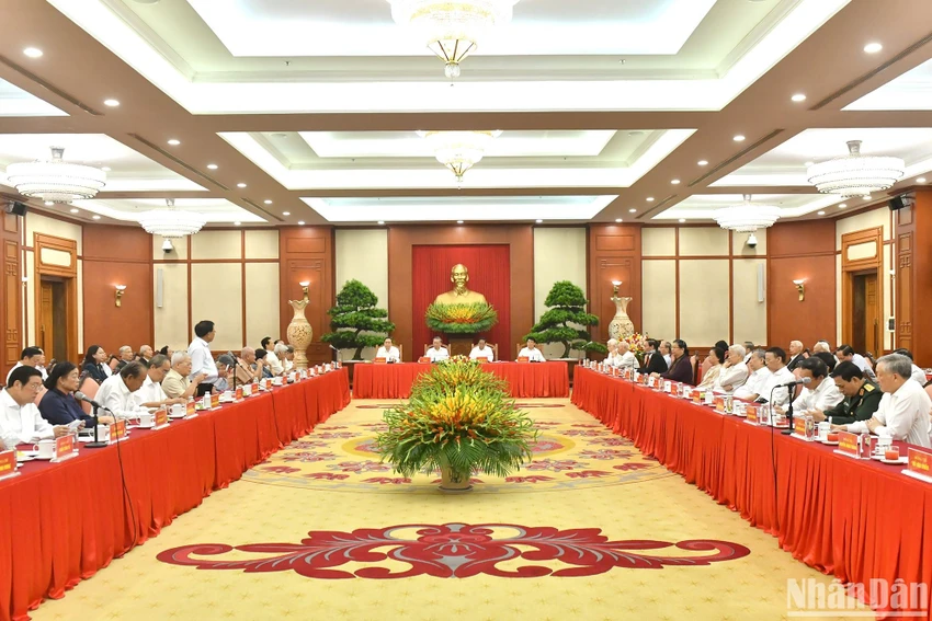 Bộ Chính trị gặp mặt Lãnh đạo, nguyên Lãnh đạo Đảng, Nhà nước. Ảnh: BÁO NHÂN DÂN bo-chinh-tri-gap-mat-lanh-dao-nguyen-lanh-dao-dang-nha-nuoc (15).jpg