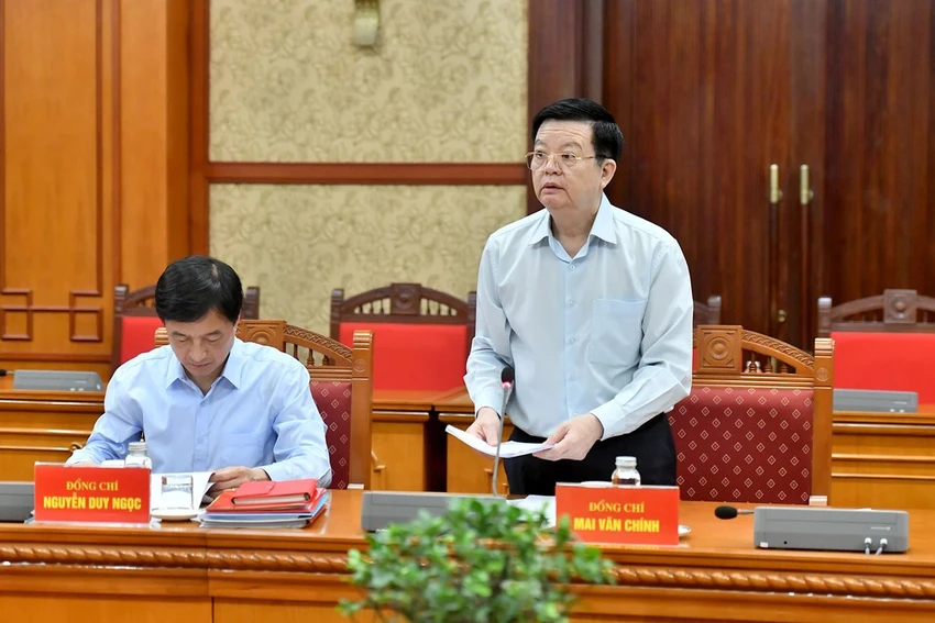Ông Mai Văn Chính, Phó trưởng ban Thường trực Ban Tổ chức Trung ương trình bày báo cáo tại cuộc họp. tong-bi-thu-chu-tich-nuoc-to-lam-chu-tri-hop-tieu-ban-nhan-su-dai-hoi-xiv-cua-dang-7.jpeg