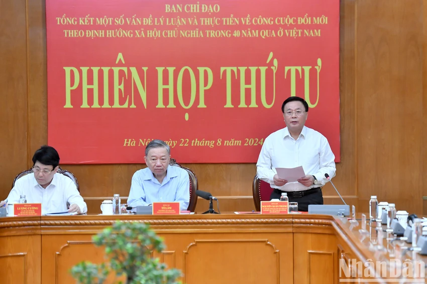 Ủy viên Bộ Chính trị, Chủ tịch Hội đồng Lý luận Trung ương Nguyễn Xuân Thắng, Giám đốc Học viện Chính trị quốc gia Hồ Chí Minh, Phó Trưởng Ban Chỉ đạo Tổng kết 40 năm Đổi mới, báo cáo tại phiên họp. Ảnh: BÁO NHÂN DÂN tong-bi-thu-chu-tich-nuoc-to-lam-hoan-thien-tong-ket-40-nam-doi-moi-de-trinh-bo-chinh-tri-va-trung-uong-10.jpg