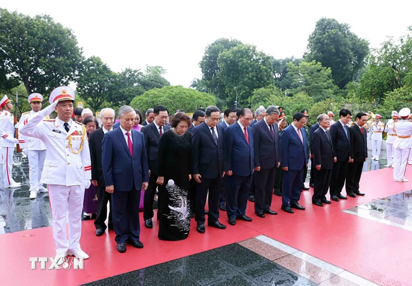 Sáng cùng ngày, đoàn đại biểu Ban Chấp hành Trung ương Đảng, Quốc hội, Chủ tịch nước, Chính phủ, Ủy ban Trung ương MTTQ Việt Nam, cùng các bộ, ngành và TP Hà Nội tới đặt vòng hoa tưởng niệm các Anh hùng liệt sỹ tại Ðài tưởng niệm các Anh hùng liệt sỹ (đường Bắc Sơn-Hà Nội). Ảnh: TTXVN anh-lanh-dao-dang-nha-nuoc-vao-lang-vieng-chu-tich-ho-chi-minh-nhan-dip-quoc-khanh-12.jpg