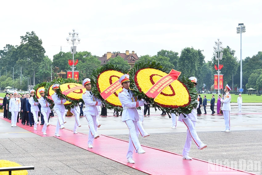 Vòng hoa của Đoàn mang dòng chữ “Đời đời nhớ ơn Chủ tịch Hồ Chí Minh vĩ đại”. Ảnh: BÁO NHÂN DÂN anh-lanh-dao-dang-nha-nuoc-vao-lang-vieng-chu-tich-ho-chi-minh-nhan-dip-quoc-khanh-2.jpg