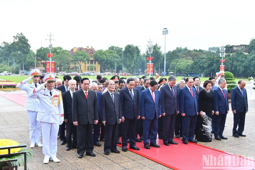 Các lãnh đạo, nguyên lãnh đạo Đảng, Nhà nước thành kính tưởng nhớ Chủ tịch Hồ Chí Minh. Ảnh: BÁO NHÂN DÂN Ảnh: Lãnh đạo Đảng, Nhà nước vào Lăng viếng Chủ tịch Hồ Chí Minh nhân dịp Quốc khánh