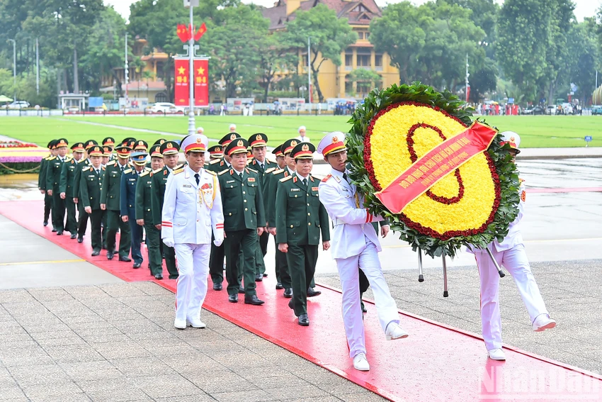 Đoàn đại biểu Quân ủy Trung ương-Bộ Quốc phòng vào Lăng viếng Chủ tịch Hồ Chí Minh. Ảnh: BÁO NHÂN DÂN anh-lanh-dao-dang-nha-nuoc-vao-lang-vieng-chu-tich-ho-chi-minh-nhan-dip-quoc-khanh-4.jpg