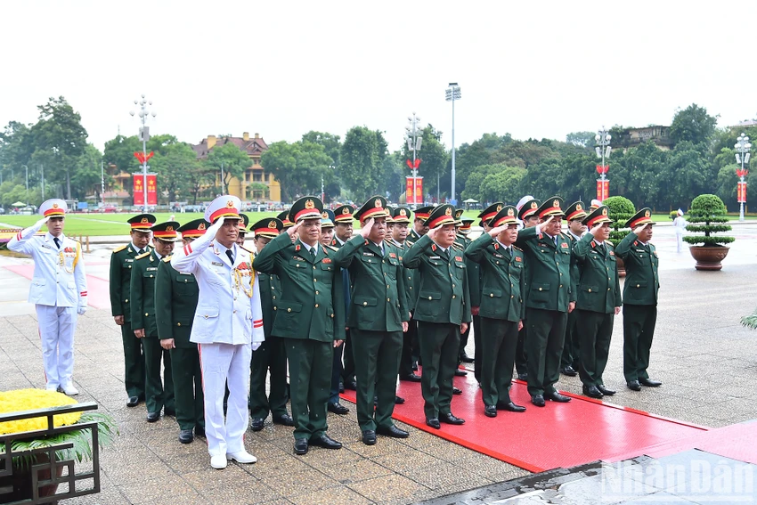 Đoàn đại biểu Quân ủy Trung ương-Bộ Quốc phòng thành kính tưởng nhớ Chủ tịch Hồ Chí Minh. Ảnh: BÁO NHÂN DÂN anh-lanh-dao-dang-nha-nuoc-vao-lang-vieng-chu-tich-ho-chi-minh-nhan-dip-quoc-khanh-5.jpg