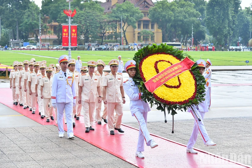 Đoàn đại biểu Đảng ủy Công an Trung ương-Bộ Công an vào Lăng viếng Chủ tịch Hồ Chí Minh. Ảnh: BÁO NHÂN DÂN anh-lanh-dao-dang-nha-nuoc-vao-lang-vieng-chu-tich-ho-chi-minh-nhan-dip-quoc-khanh-6.jpg