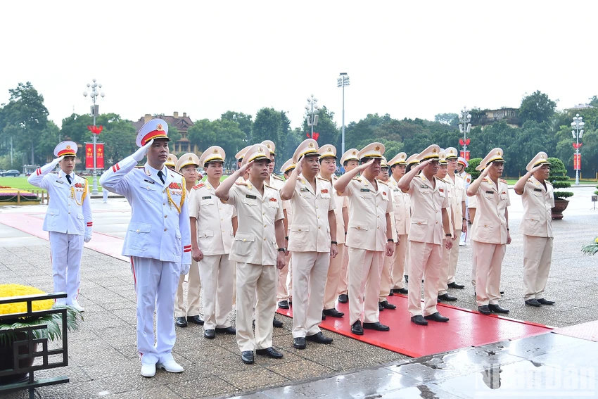 Đoàn đại biểu Đảng ủy Công an Trung ương-Bộ Công an thành kính tưởng nhớ Chủ tịch Hồ Chí Minh. Ảnh: BÁO NHÂN DÂN anh-lanh-dao-dang-nha-nuoc-vao-lang-vieng-chu-tich-ho-chi-minh-nhan-dip-quoc-khanh-7.jpg