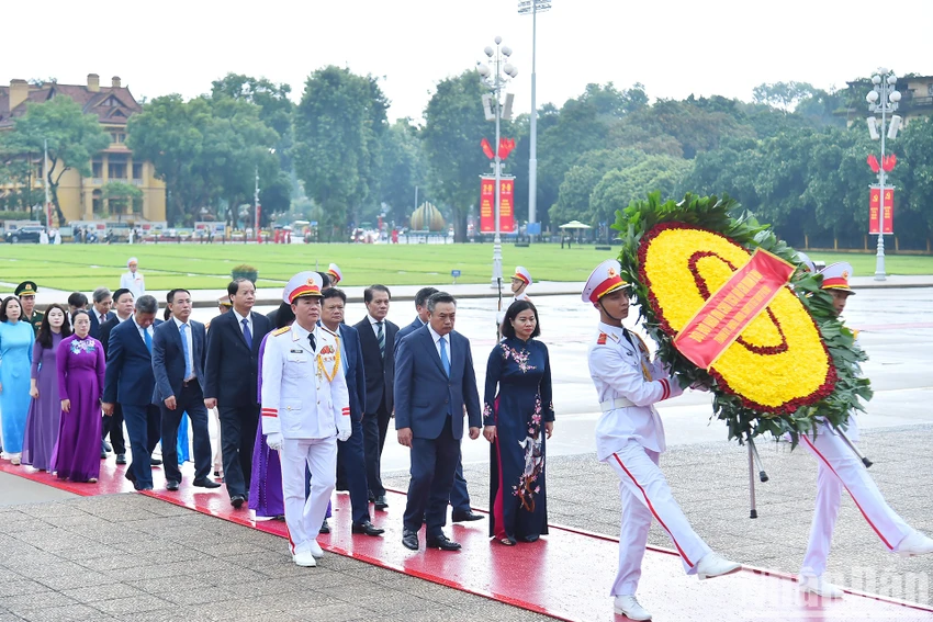 Đoàn đại biểu Thành ủy, HĐND, UBND, Ủy ban MTTQ TP Hà Nội vào Lăng viếng Chủ tịch Hồ Chí Minh. Ảnh: BÁO NHÂN DÂN anh-lanh-dao-dang-nha-nuoc-vao-lang-vieng-chu-tich-ho-chi-minh-nhan-dip-quoc-khanh-8.jpg
