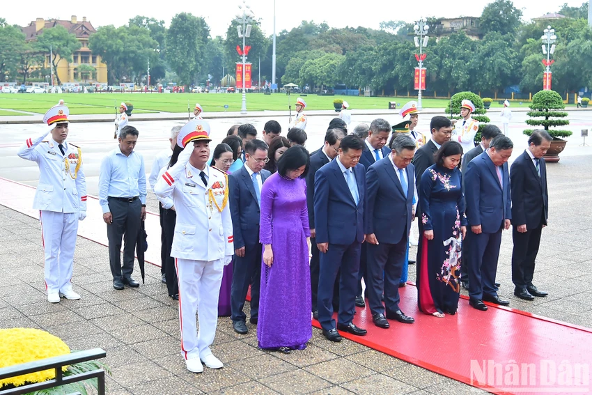 Đoàn đại biểu Thành ủy, HĐND, UBND, Ủy ban MTTQ TP Hà Nội vào Lăng viếng Chủ tịch Hồ Chí Minh. Ảnh: BÁO NHÂN DÂN anh-lanh-dao-dang-nha-nuoc-vao-lang-vieng-chu-tich-ho-chi-minh-nhan-dip-quoc-khanh-9.jpg