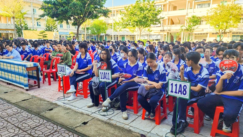 Buổi tuyên truyền với sự tham gia của khoảng 1.2000 học sinh Trường THPT Nguyễn Trung Trực (TP Rạch Giá). Ảnh: VĂN VŨ Công an Kiên Giang tuyên truyền Luật Trật tự, an toàn giao thông đường bộ cho học sinh