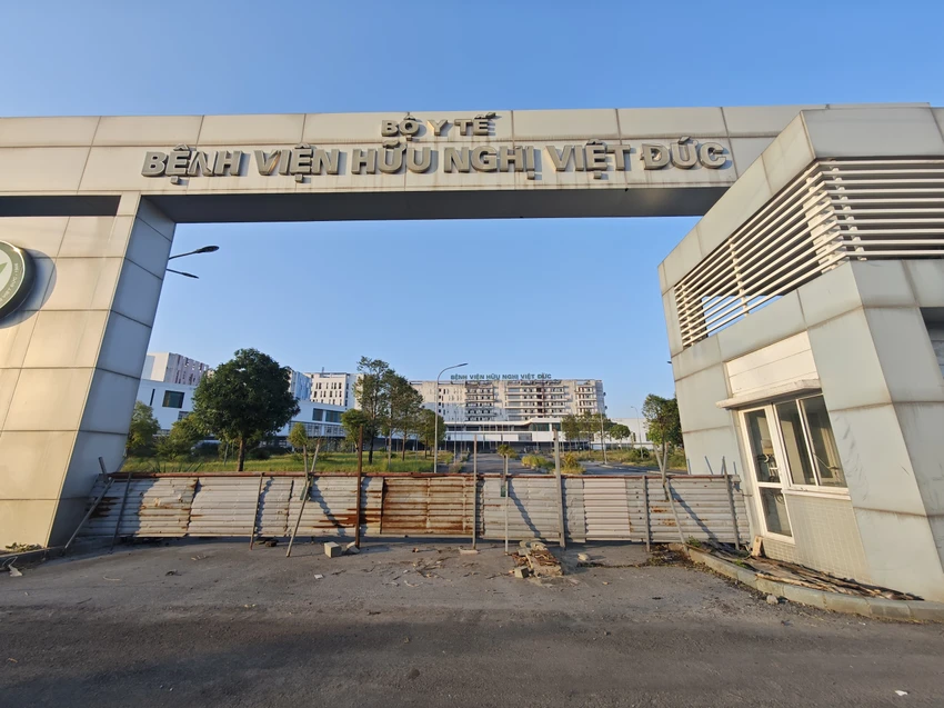 Bệnh viện Hữu nghị Việt Đức cơ sở 2 tại Phủ Lý (Hà Nam) với quy mô 1.000 giường bệnh xây dựng năm 2014, hoàn thiện năm 2018 và bỏ hoang từ đó đến nay. Ảnh: TRỌNG PHÚ Cận cảnh 2 bệnh viện bỏ hoang được Tổng Bí thư điểm danh là điển hình lãng phí bệnh viện việt đức