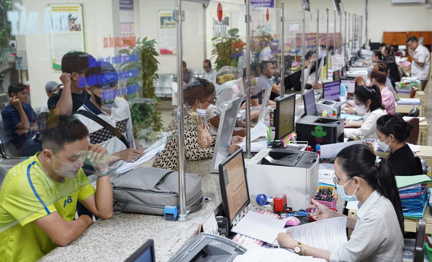 Cán bộ đóng BHXH bắt buộc từ đủ 15 năm trở lên nghỉ hưu trước tuổi sẽ được hưởng nguyên lương hưu. Ảnh minh họa: Cán bộ đang hỗ trợ người dân làm thủ tục hành chính ở TP.HCM. Ảnh: THUẬN VĂN Đề xuất chế độ với cán bộ không đủ tuổi tái cử, tái bổ nhiệm nghỉ công tác