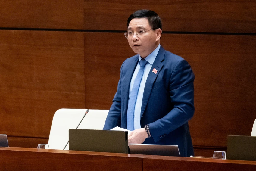 Bộ trưởng Bộ GTVT Nguyễn Văn Thắng báo cáo giải trình tại phiên thảo luận chiều 20-11. Ảnh: PHẠM THẮNG bo-truong-gtvt-chi-ra-2-khau-cot-tu-de-lam-duong-sat-cao-toc-bac-nam.jpg