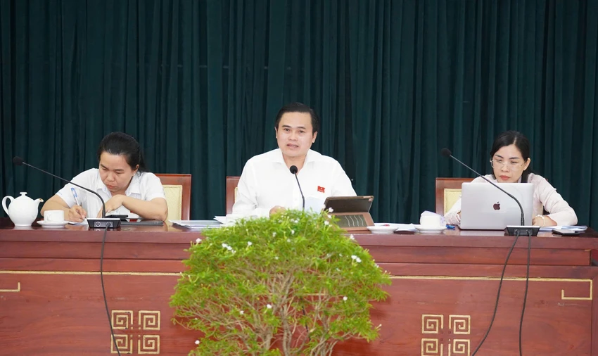 Đại biểu HĐND TP.HCM bức xúc khi nhắc đến con đường tử thần Nguyễn Duy Trinh. Ảnh: THUẬN VĂN 'Phải đợi 15 phút mới băng qua được đường tử thần Nguyễn Duy Trinh'