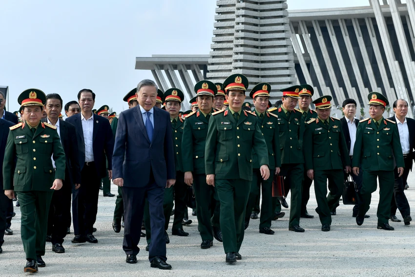 Tổng Bí thư Tô Lâm và các lãnh đạo Quân ủy Trung ương, Bộ Quốc phòng thăm và làm việc tại Bảo tàng Lịch sử Quân sự Việt Nam. Ảnh: VGP Quân đội nhân dân Việt Nam, niềm tự hào dân tộc