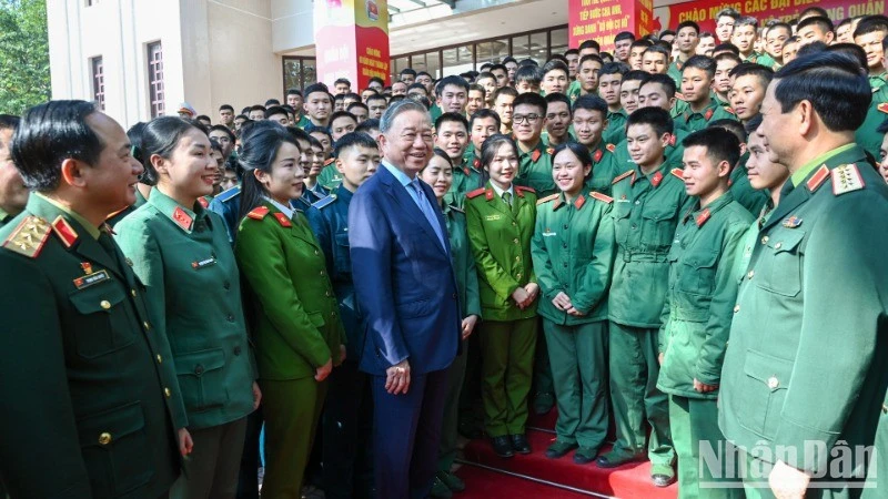 Tổng Bí thư Tô Lâm cùng các lãnh đạo Bộ Quốc phòng và các đại biểu gặp mặt đại biểu thế hệ trẻ trong Quân đội nhân kỷ niệm 80 năm Ngày thành lập Quân đội nhân dân Việt Nam và 35 năm Ngày hội Quốc phòng toàn dân, chiều 18-12. Ảnh: NHÂN DÂN tong-bi-thu-to-lam-quan-doi-nhan-dan-viet-nam-niem-tu-hao-dan-toc.jpeg