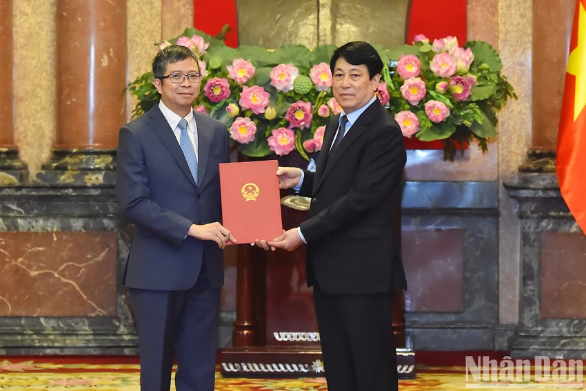 Chủ tịch nước Lương Cường trao Quyết định phong hàm Đại sứ nước CHXHCN Việt Nam bậc II cho Thứ trưởng Bộ Ngoại giao Phạm Thanh Bình. Ảnh: NHÂN DÂN chu-tich-nuoc-luong-cuong-trao-quyet-dinh-phong-ham-dai-su-cho-5-can-bo-1.jpg
